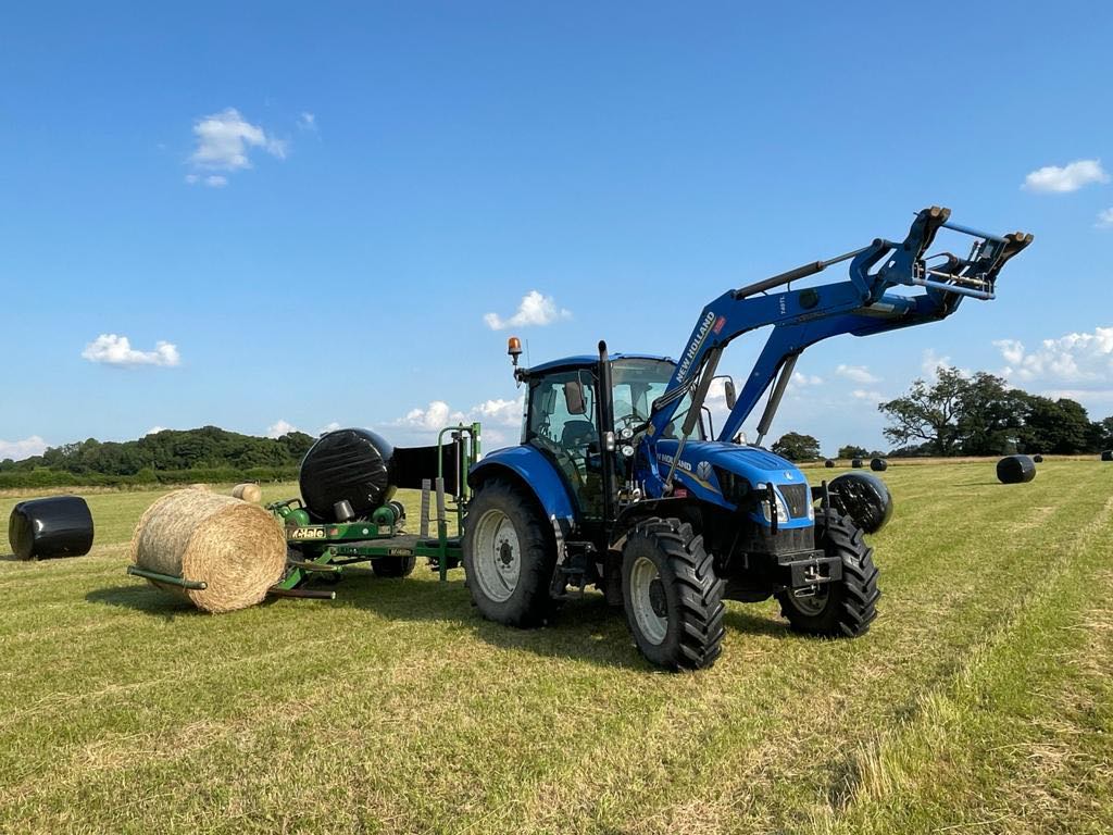 Tractor wrapping round bales