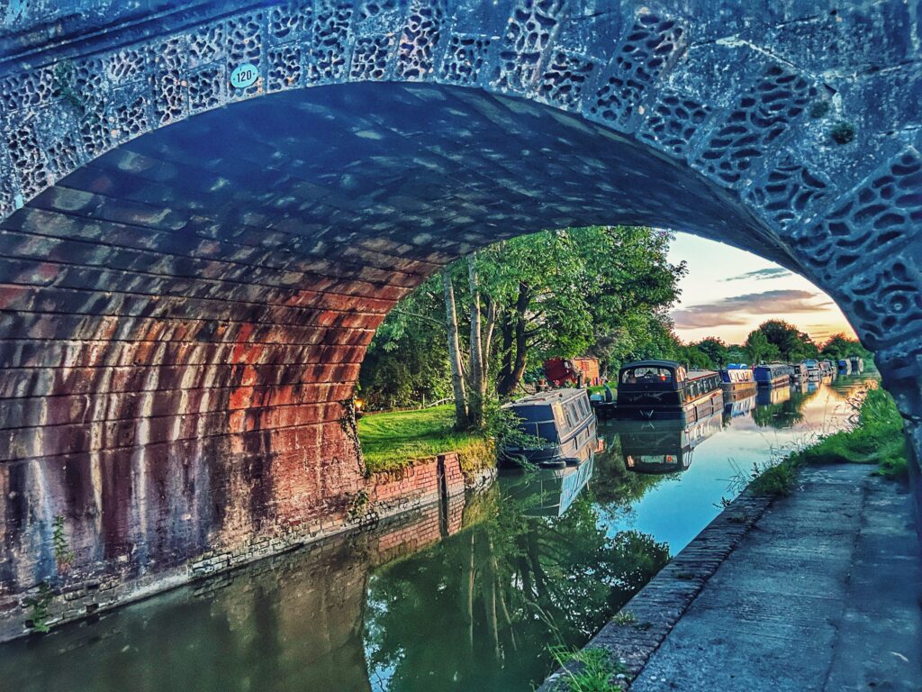 Image looks through Lady's Bridge towards the canal boats on the Kennet and Avon canal